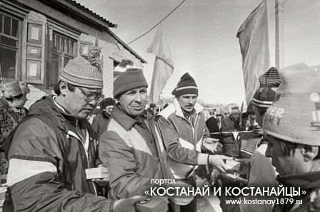 Март, 1989 г. Слева - Биктибаев Яков Нургалиевич, председатель Кустанайского горисполкома, далее Корнев Василий Евсеевич, первый секретарь Кустанайского горкома партии.